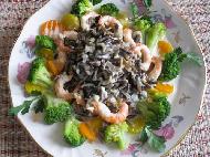 Дикий рис с креветками и овощами под сливочным соусом