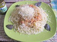 Спагетти с соусом из помидоров, песто из базилика и сыром пармезан
